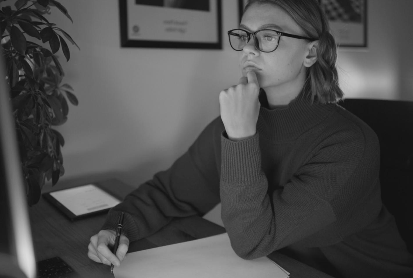 Étudiants en séance de travail collaboratif sur leurs projets budgétaires